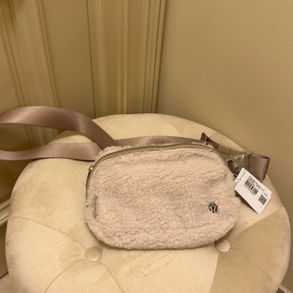 Lululemon athletica Everywhere belt bag * Fleece NEW!!  $58🤍🤍🤍